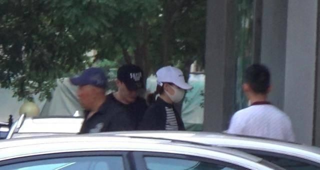 怀孕不敢承认，卓伟打脸赵丽颖 网友：怕失去粉丝！