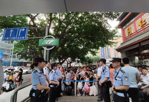 重庆这个地方太火了,直接封桥让游客拍照打卡,网友:暖心