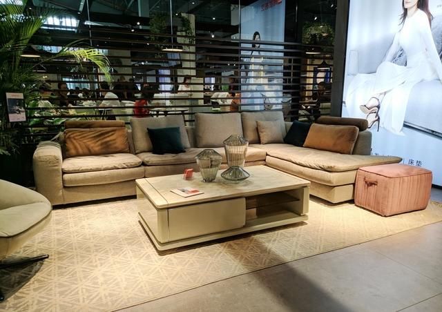 上海家具展首日人气爆棚 顾家家居闪耀时尚魅力