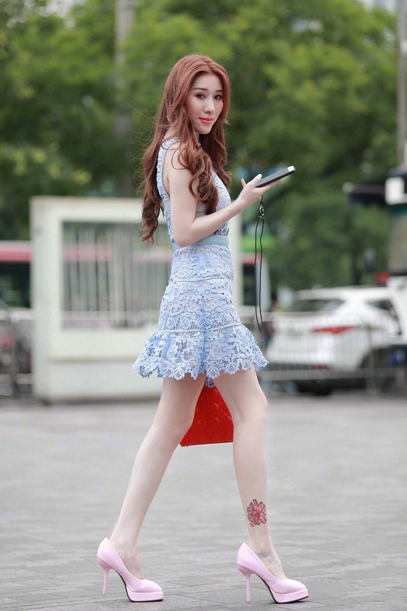 街拍：青春甜美的小姐姐，穿着柔美大气又优雅！