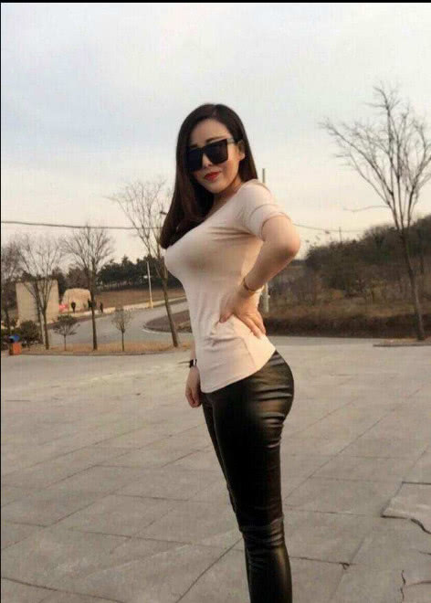 紧身裤简单的更具典雅韵味，把妹子的媚尽情绽放