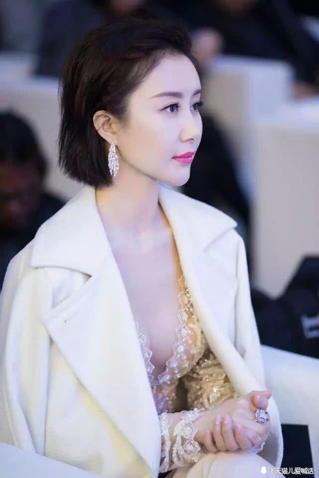 30岁舒畅胆子真大，上半身礼服遮不住，网友：注意力全集中在这儿