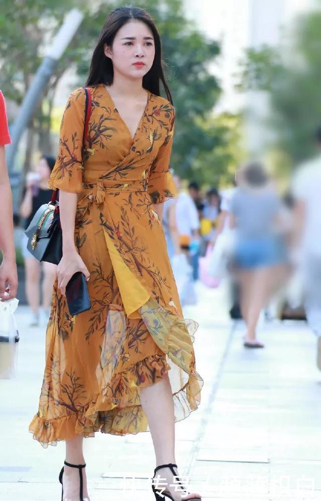 【美女】美女脚上搭配一双尖头的高跟半拖鞋,非常的知性优雅