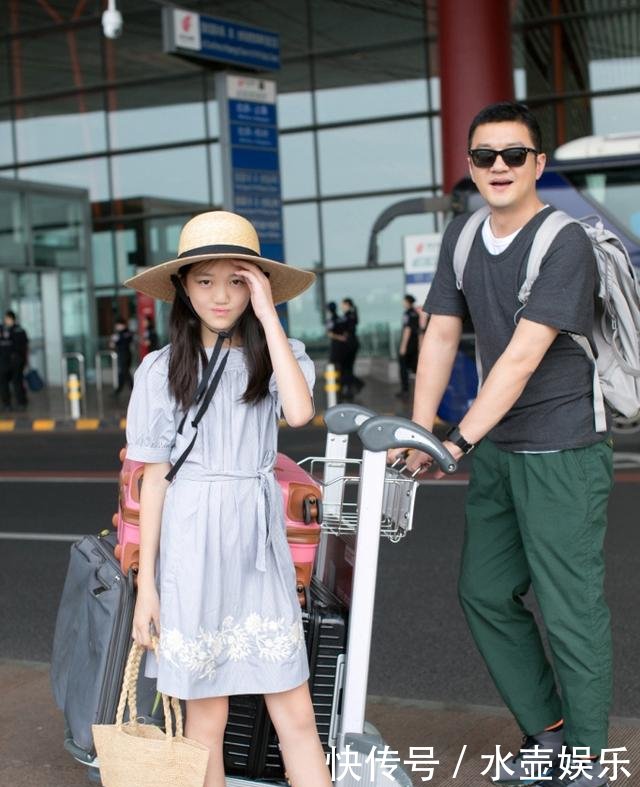 李亚鹏携女儿现身机场，李嫣大长腿亮了，难怪能去时装周走秀！