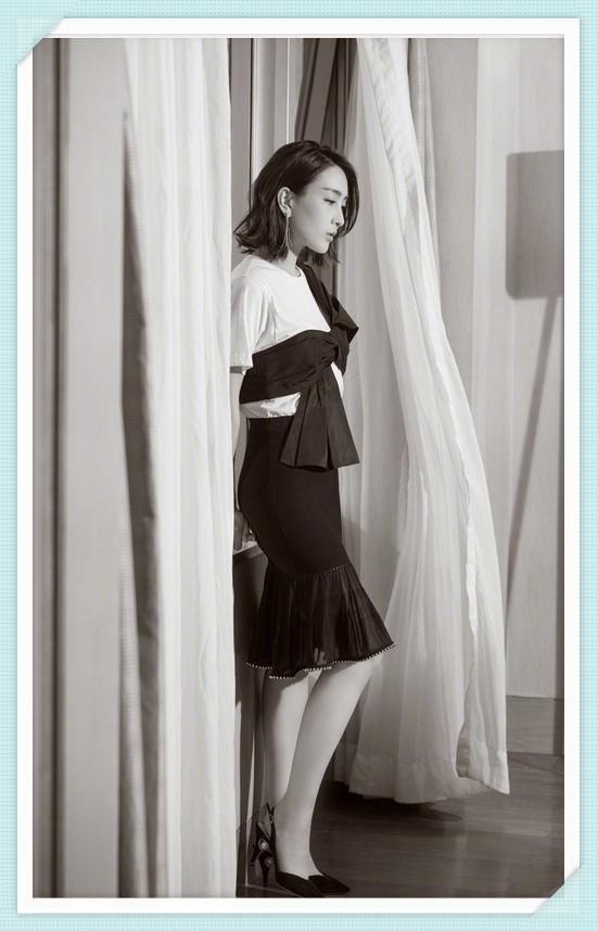 马苏真豪放，浑身上下就穿一件睡衣走机场，网友：37岁也疯狂！