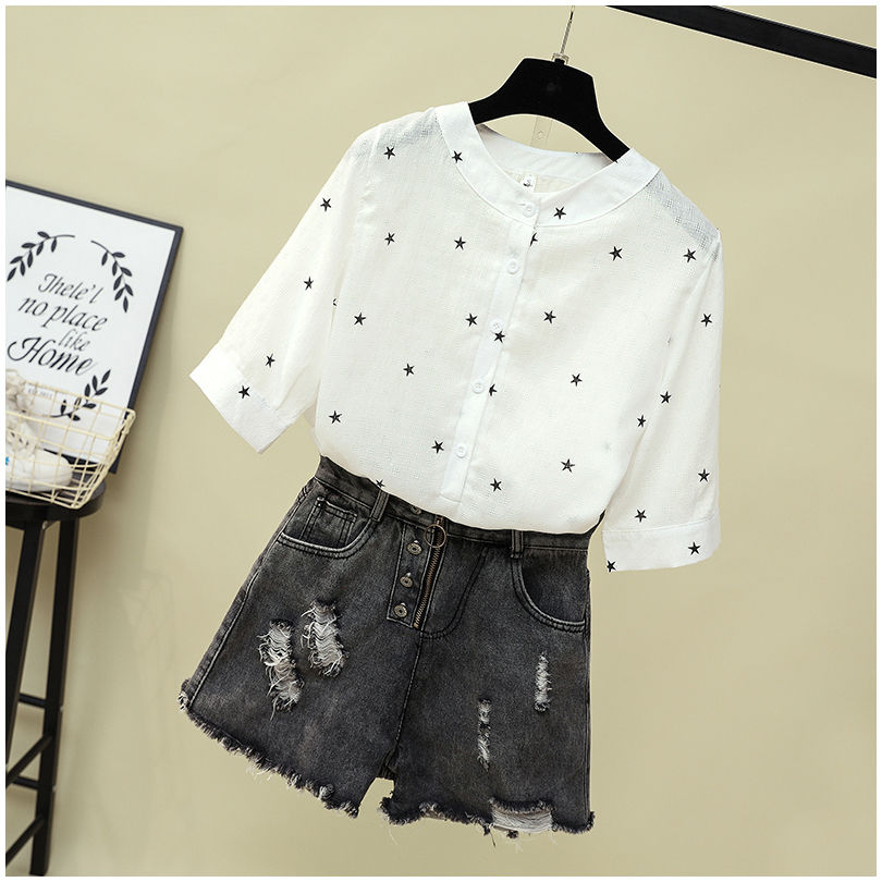 难怪嫂子一直这么美嫩，原来都穿这娃娃衫+短裤，衬肤减龄超洋气