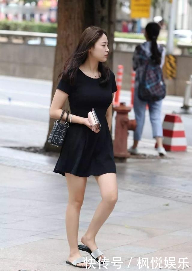  小姐姐■路人街拍，美女俏人可爱，穿清新的碎花裙，很显优雅气质