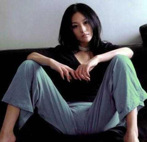 为什么女性不能像男人一样分开腿坐? 说出来秒懂了!