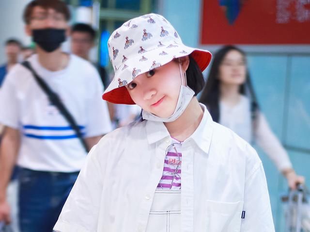 李子璇清爽造型现身机场，没想到开启了101美少女的初恋裤新潮流