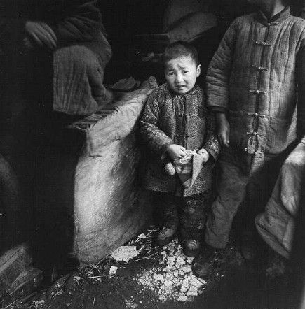1947年的上海，这些黑白照片记录了上海人民的贫穷，恐惧
