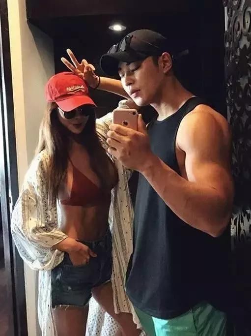 她婚姻失败不幸流产，42岁逆袭成马甲线女神，和小鲜肉谈恋爱！