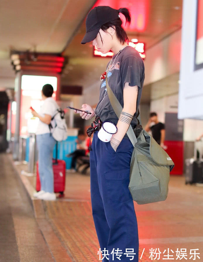 窦靖童现身，这是背了50斤行李？网友：让王菲帮你请个助理吧！