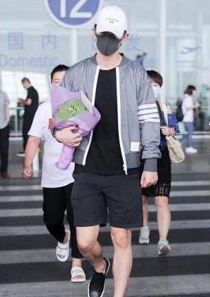 感觉被邓伦骗了，穿短裤的腿与穿长裤的腿，差别也太大了