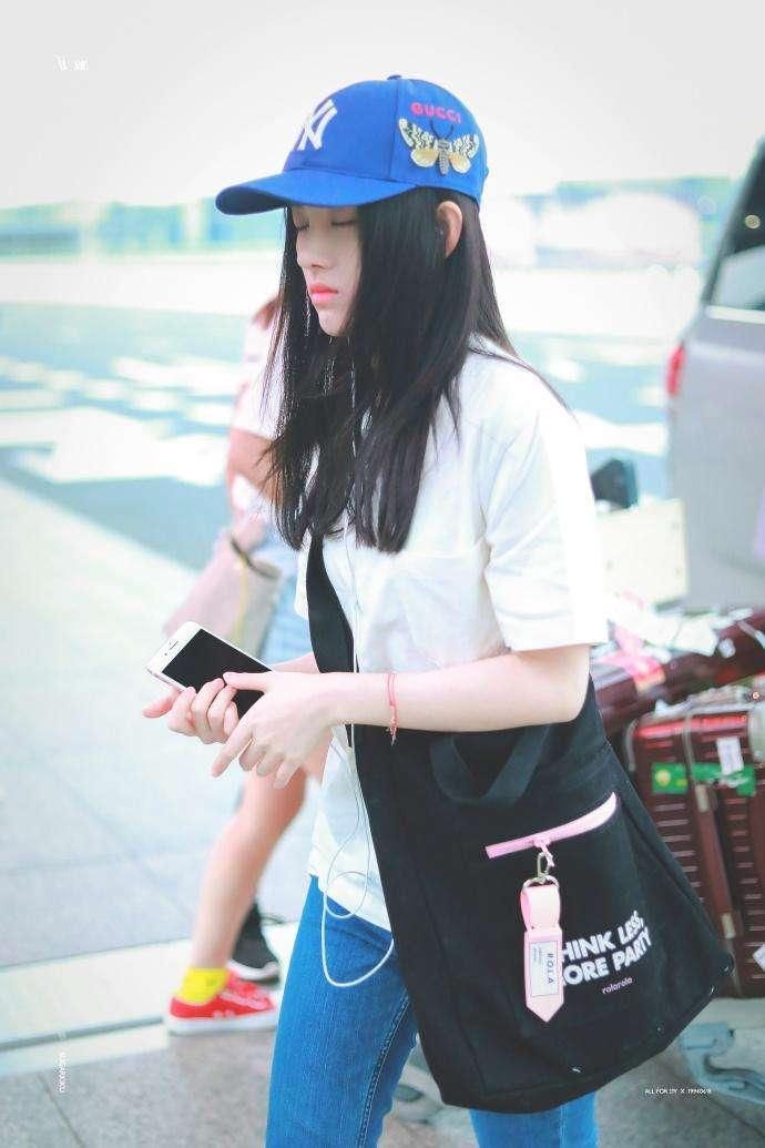 鞠婧祎真厉害，这么紧的牛仔裤都能穿上，不愧是76斤的姑娘