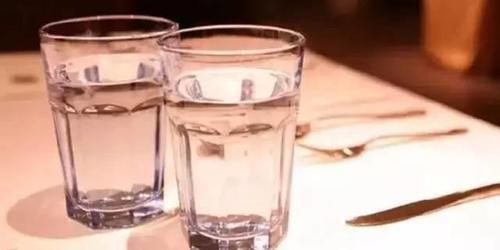 真相来了！听说隔夜的开水会致癌，是真的吗？听听专家怎么说