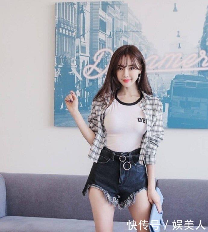 气质@气质模特黑色高腰牛仔短裤,尽显女神大长腿风采