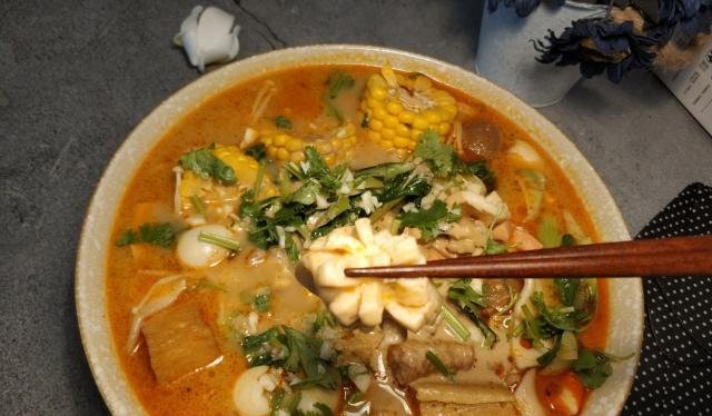 『火锅丸子』麻辣烫不用买,自己在家就能做,麻辣鲜香汤汁浓,味道不输杨国福