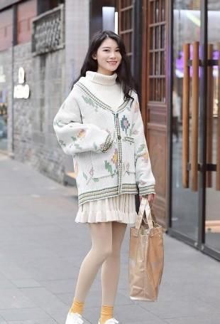  『搭配』路人街拍，小姐姐内搭高领的毛衣裙，更显温柔知性