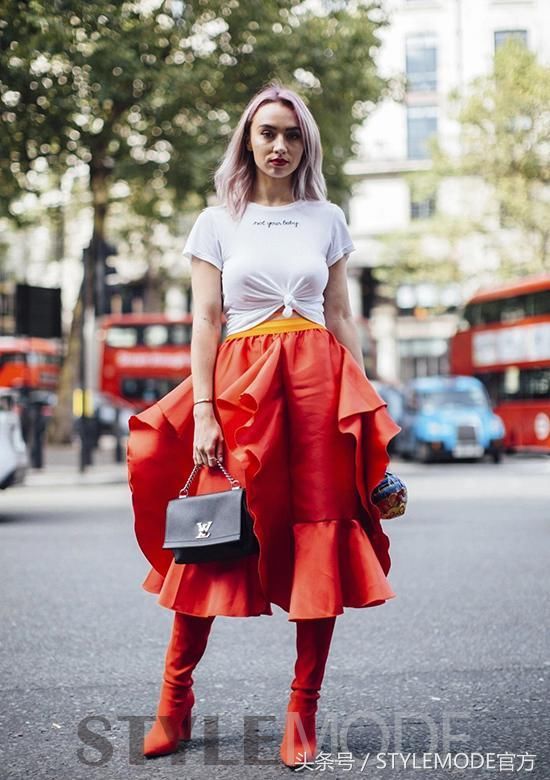 不一样的半裙配T恤，很简单却能美一整个夏天！