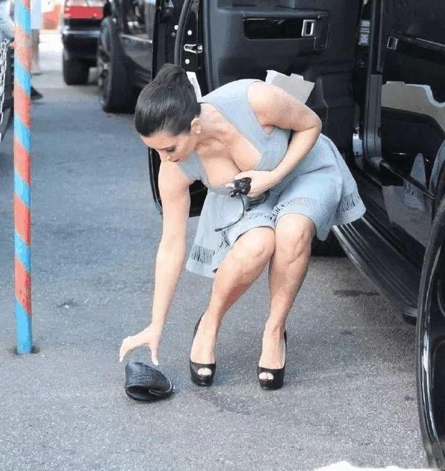 街拍美女:美女身穿连衣裙弯腰捡包瞬间