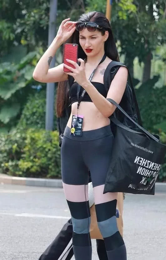 开放的外国小姐姐，胸前破布夺人眼球，紧身裤下勾勒完美好腿型