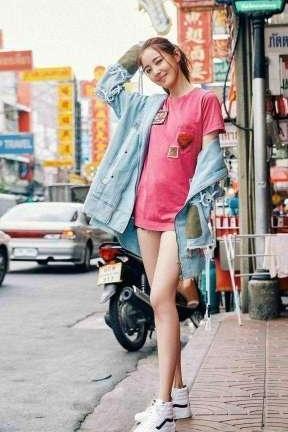 郁可唯真拼命！穿的是裙子也未免太紧了吧 网友：里面的都遮不住