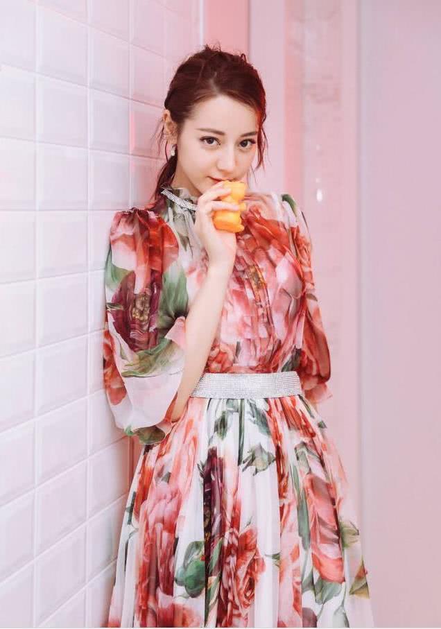 同穿大印花连衣裙，热巴美艳，程潇可爱，但凭借这一点网友都说她