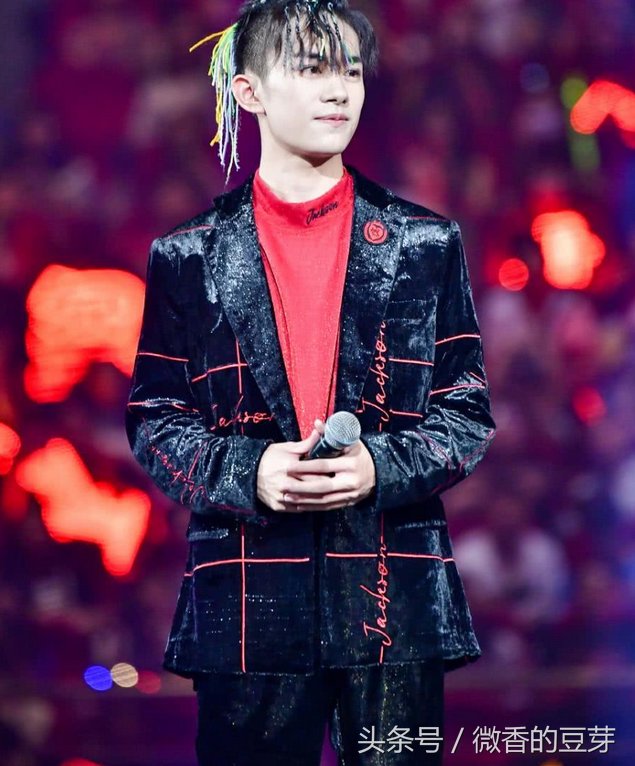 易烊千玺一飞冲天，侧面“鸡冠头”帅炸，汪涵看了都笑到合不拢嘴