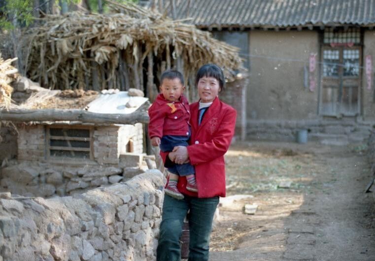 看八十年农民穷成啥样-年收入一两百元 家徒四壁 几乎半年吃不饱