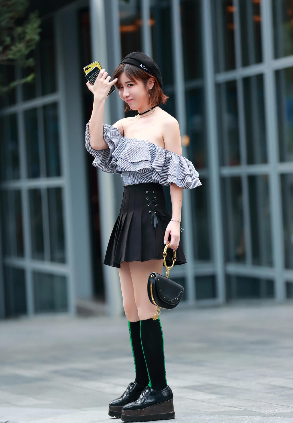 气质小姐姐性感一字肩裹胸，勾勒丰美曲线撩人姿态，也是美的没有