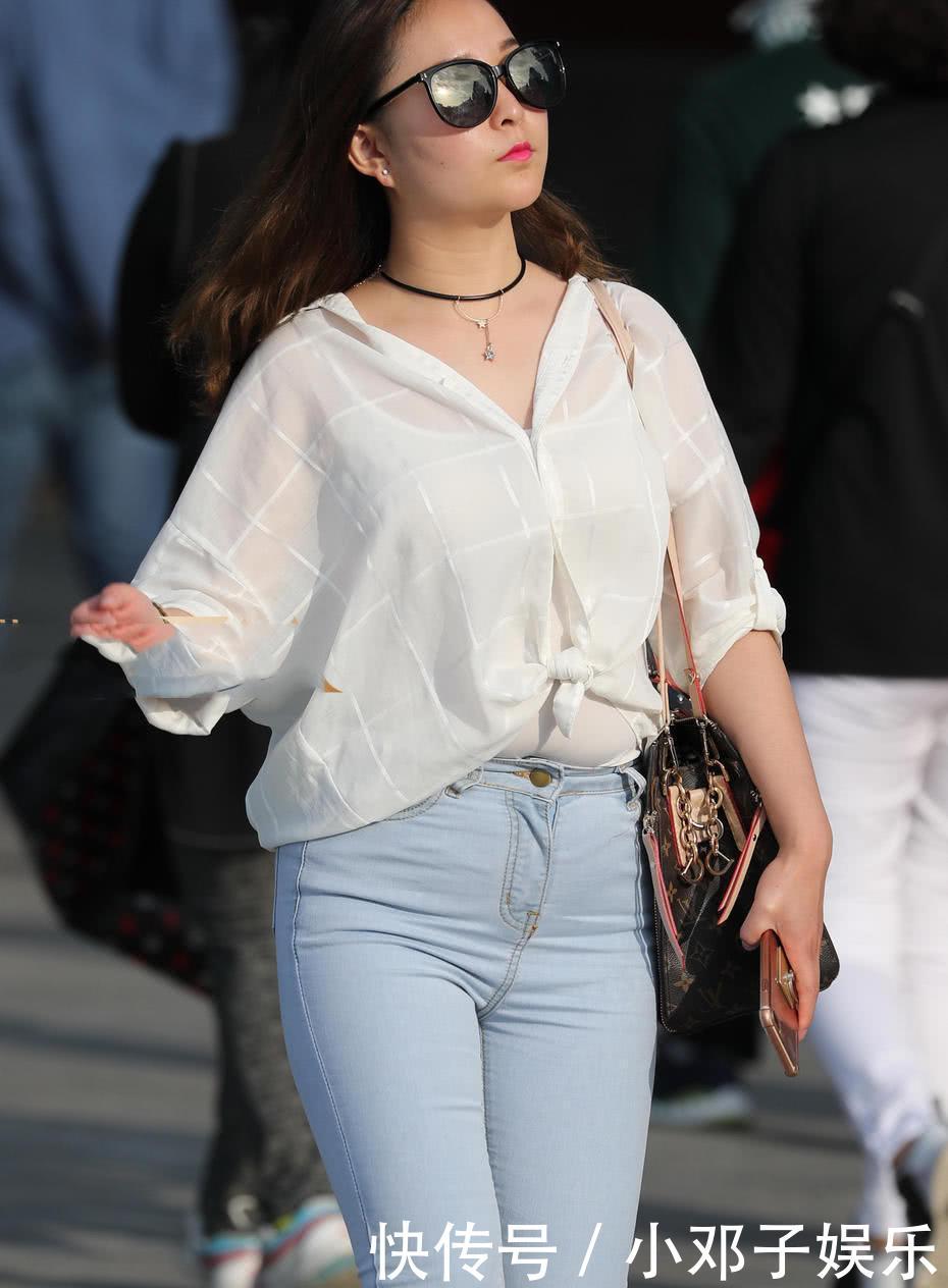 街拍美女：小姐姐紧束装效果显出了精美有型的腿部线条
