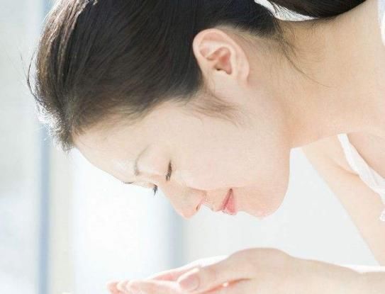 『美容师』白醋洗脸真能美白?美容师:不注意好3件事,没效果还易伤脸!