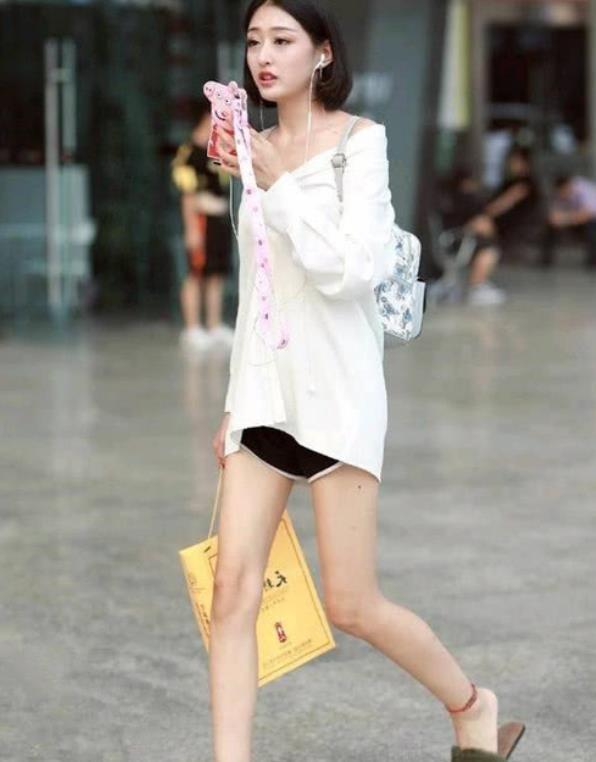  『美女』街拍：青春靓丽的美女，一件白色上衣配黑色短裤，青春活力范