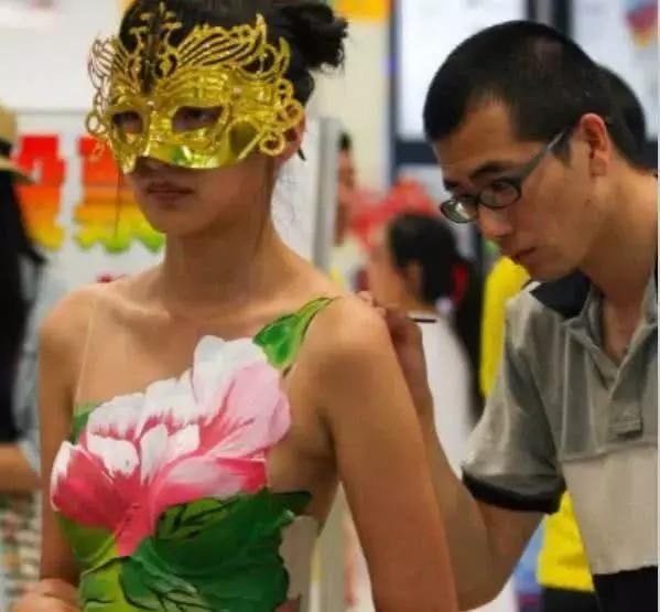 女模特身上画旗袍，自称没人发现，一路人却说：这个地方太明显了