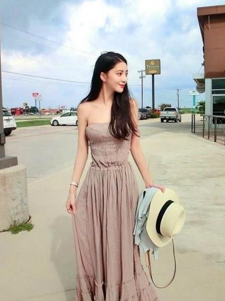  [气质]养眼女神街拍：雪肤花貌的美女，一件针织上衣配黑色半身裙，时尚清新气质