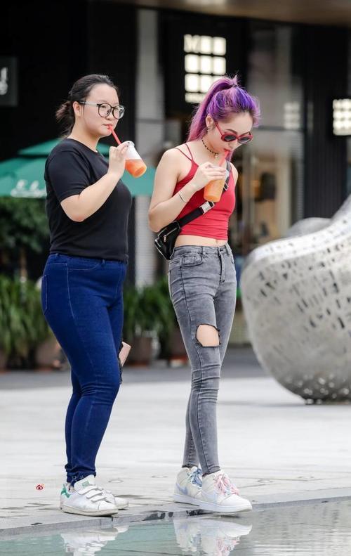 路人街拍，露背吊带小衫，把美背，蛮腰，长腿完美展现