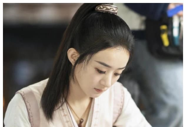  「少女」赵丽颖“周翡”晒少女照，当照片放大十倍，确定赵丽颖是33岁？