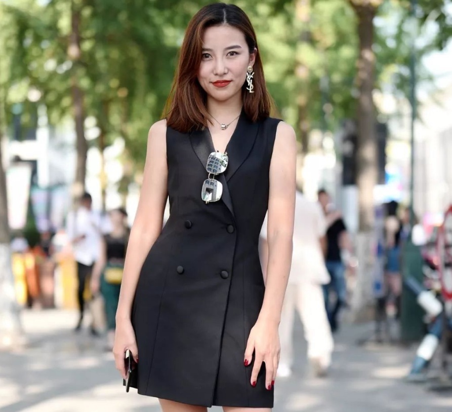 三里屯街拍：小姐姐肤白貌美大长腿，穿衣时尚潮流，让人过目不忘