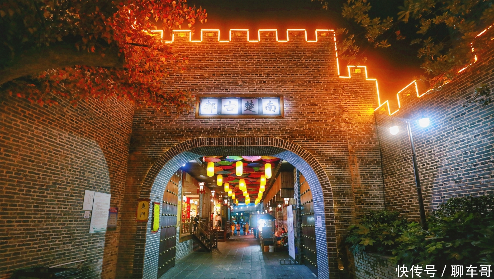  「跻身」这座县城与省会同名，跻身百强县五强，成为全省的骄傲