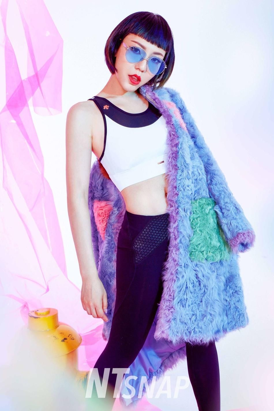 组图：吴莫愁紧身裤尽展美妙身姿 红唇撩人气场强大