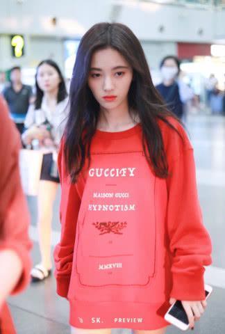 鞠婧祎可是真是敢穿！卫衣下面直接是白色腿袜，网友：会便宜谁呢