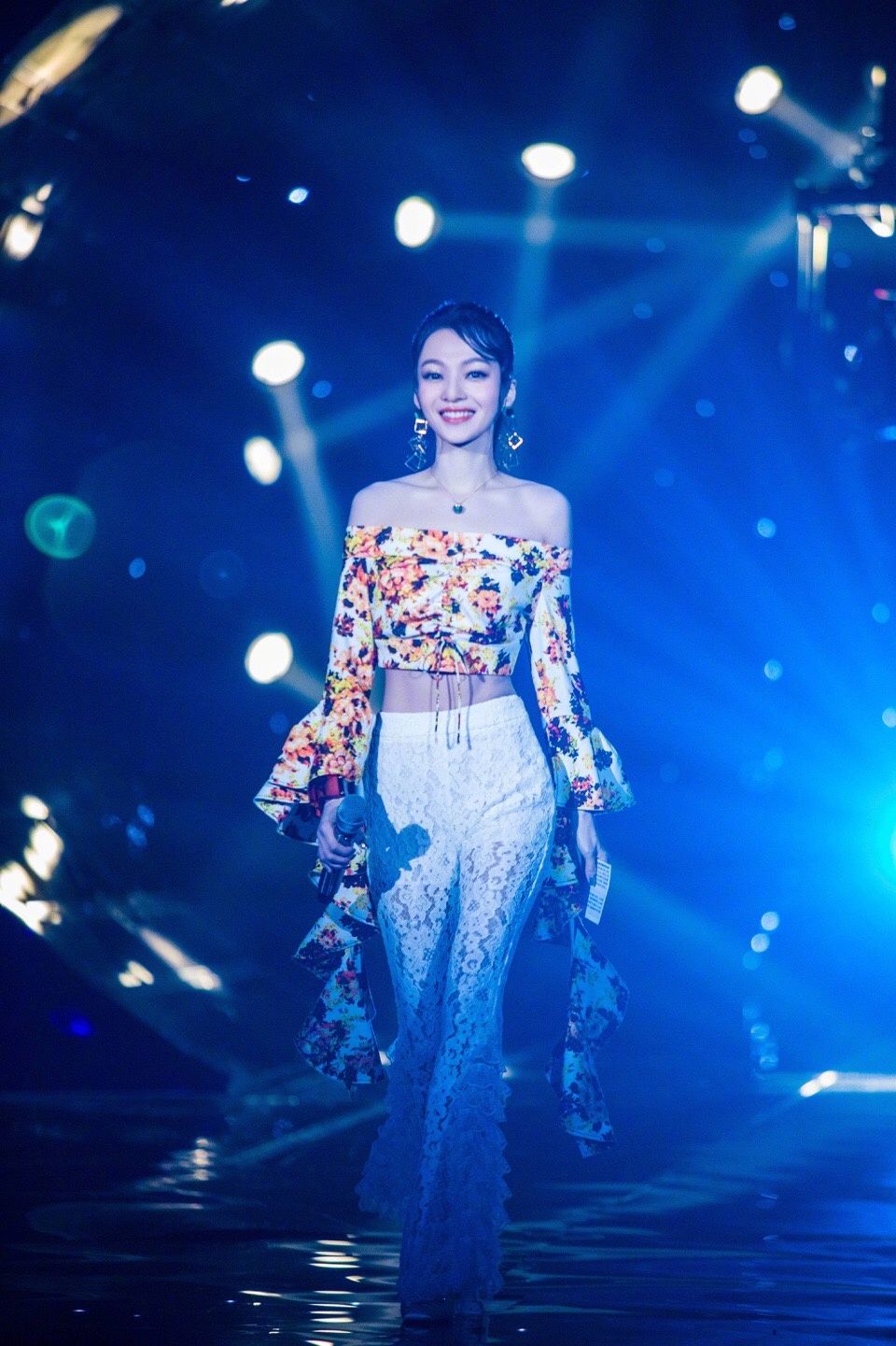 36岁张韶涵和25岁迪丽热巴同穿印花上衣,美的却让人分不出姐妹!