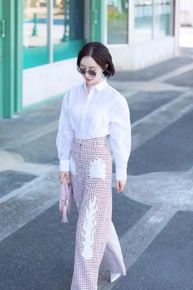 舒畅只是剪了摩卡波波头发型，人变美了还特别减龄，网友:她红了