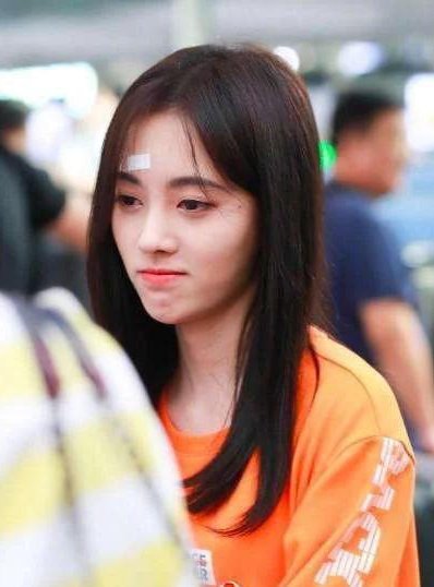 鞠婧祎出街只穿卫衣，光着下半身?网友:虽然不高，但这腿我是服气