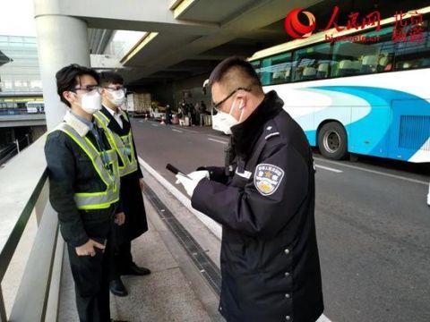  「转运安保专」致敬“国门”警察：穿梭在T3-D处置专区内的一道藏蓝防线