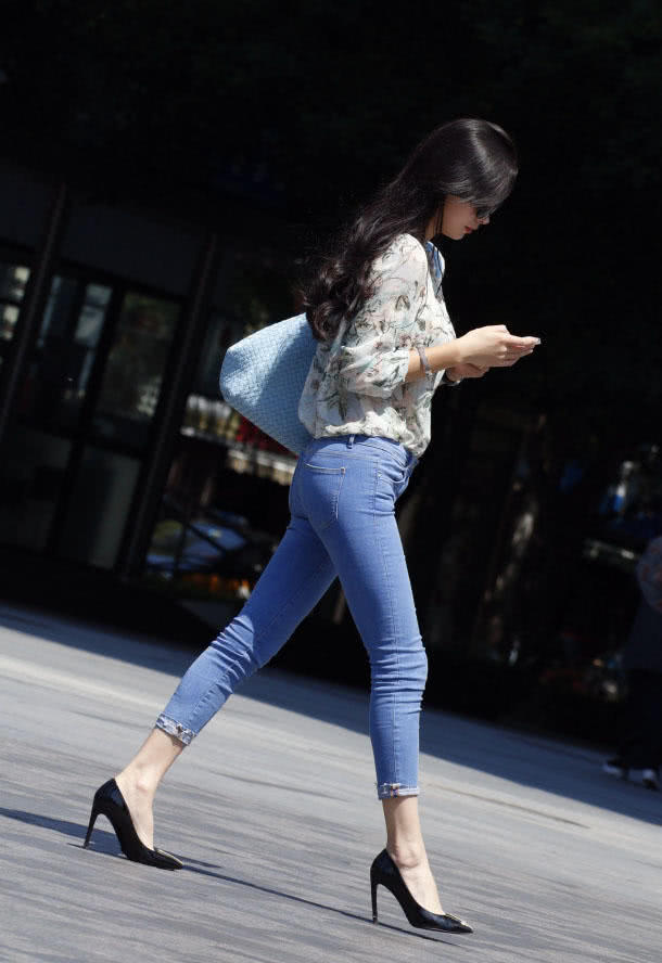 气质小姐姐穿上了紧身牛仔裤，紧致迷人的大长腿很有女人味儿