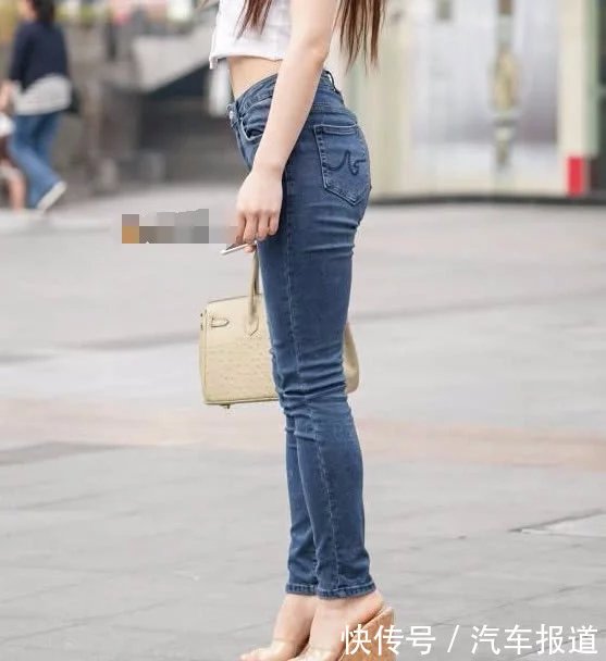 气质小姐姐穿紧身牛仔裤秀出好身材,这几个动作有点难度