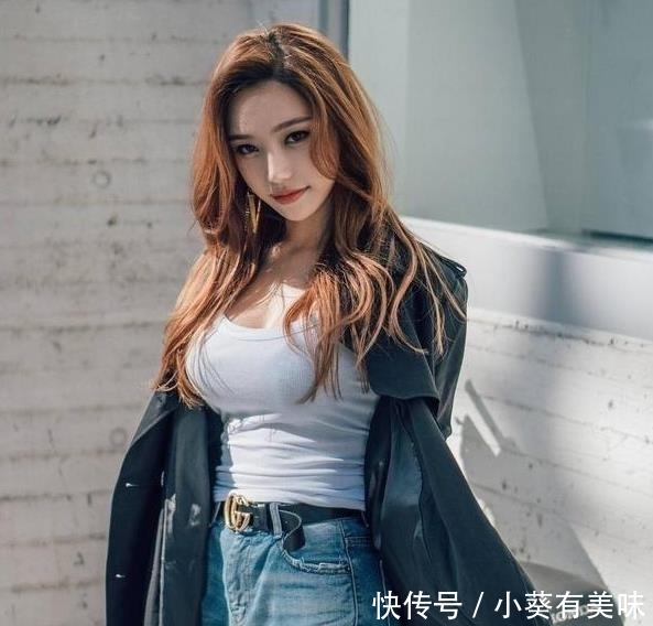 #漂亮#时尚街拍街上的时尚漂亮的小姐姐,牛仔裤一样可以很美