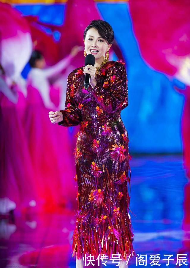 「紧身裤」刘嘉玲彻底放开了,穿紧身裤拖一半裙摆,踩10㎝细高跟长腿真惊艳