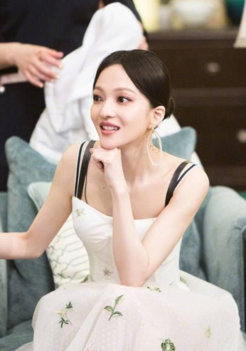 吊带裙只服她!穿到腰间瞬间就没了,网友:蚂蚁腰就是敢露!